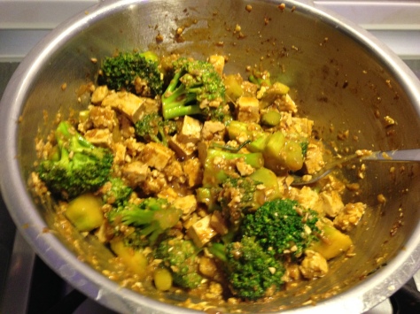 Brokkoli mit Tofu und Erdnuss Soße