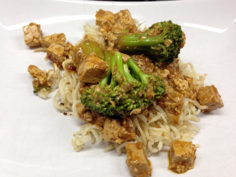 Brokkoli mit Tofu in Erdnuss Soße
