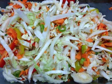 Chinakohl Salat mit Möhren, Paprika und Wakame Algen