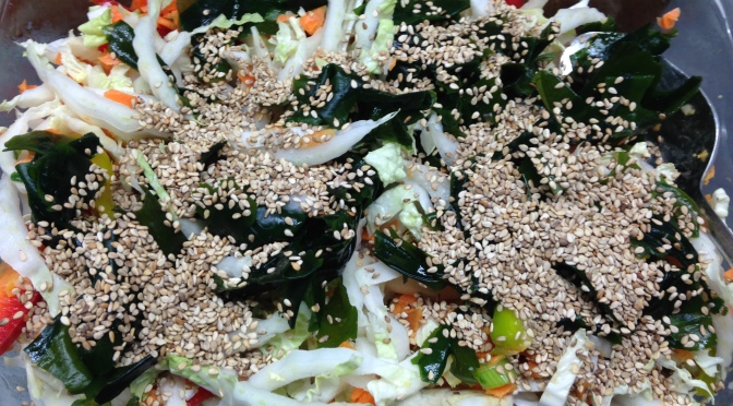 Chinakohl Salat mit Möhren, Paprika und Wakame Algen mit Sesam Soja Dressing