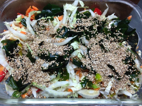 Chinakohl Salat mit Möhren, Paprika und Wakame Algen mit Sesam Soja Dressing