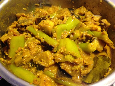 Auberginen Curry mit grünen Pfefferschoten in Erdnuss Kokos Tamarinden Soße