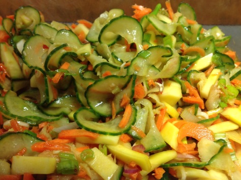 Gurken-Möhren Mango Salat mit Sesam-Soja-Dressing